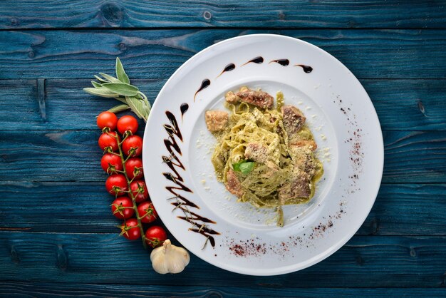 Pasta con funghi bianchi e salsa di panna Tagliateli Cucina italiana Spazio libero per il testo Vista dall'alto