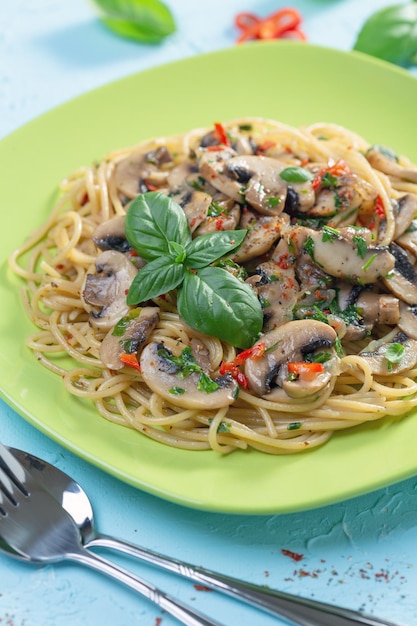 Pasta con funghi cipolle e prezzemolo