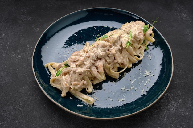 Pasta con funghi di pollo e formaggio su un piatto