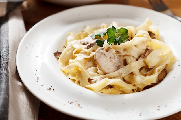 Pasta con funghi e salsa cremosa