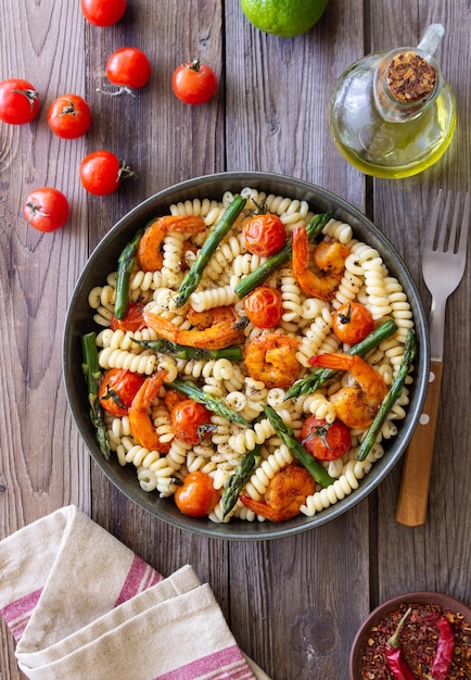 Pasta con gamberi, asparagi e pomodori Mangiare sano Dieta