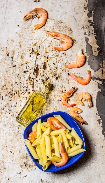 Pasta con gamberi e olio d'oliva. Su un tavolo rustico. Vista dall'alto