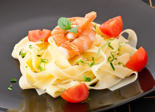 Pasta con gamberi e pomodori