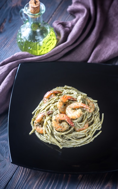 Pasta con gamberi e salsa al pesto