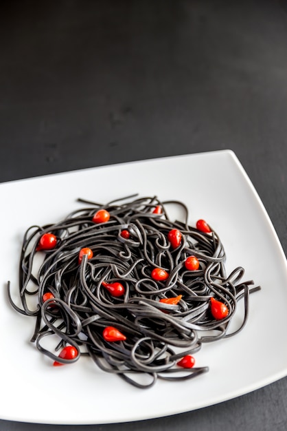 Pasta con germe di grano e inchiostro nero di seppia