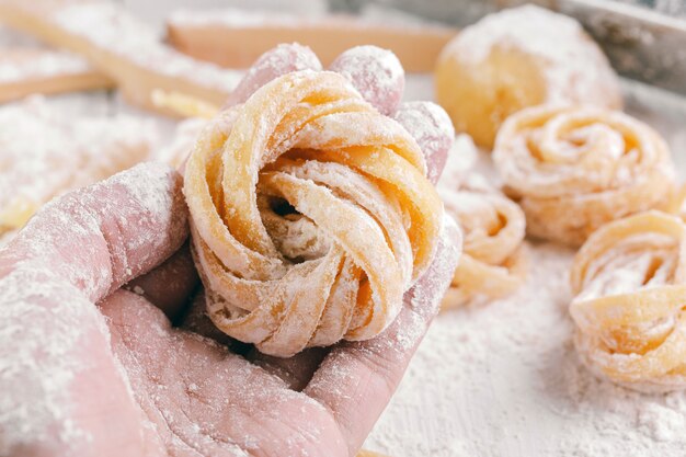 Pasta con gli ingredienti della pasta sulla vista di legno scura del piano d'appoggio