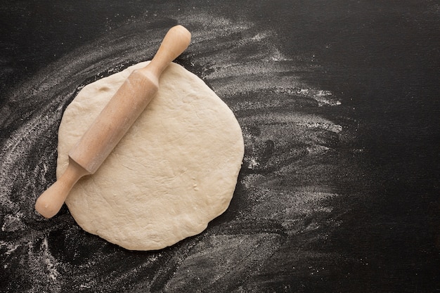 Pasta con il mattarello sulla farina