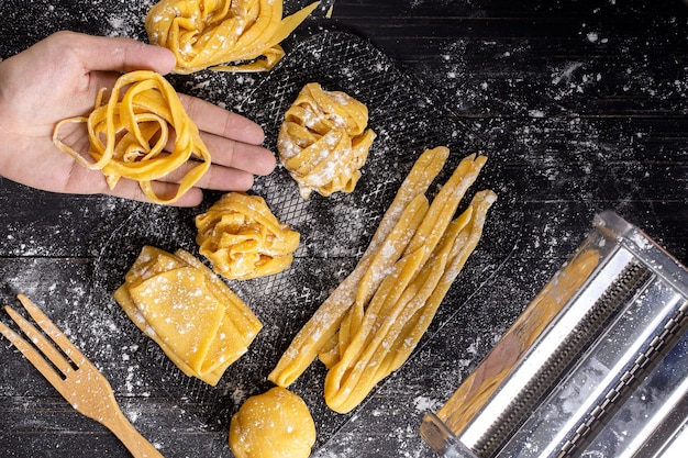 Pasta con ingredienti pasta sul tavolo in legno scuro vista dall&#39;alto