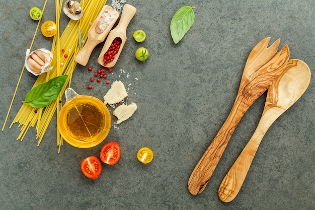 Pasta con ingredienti su fondo in pietra.