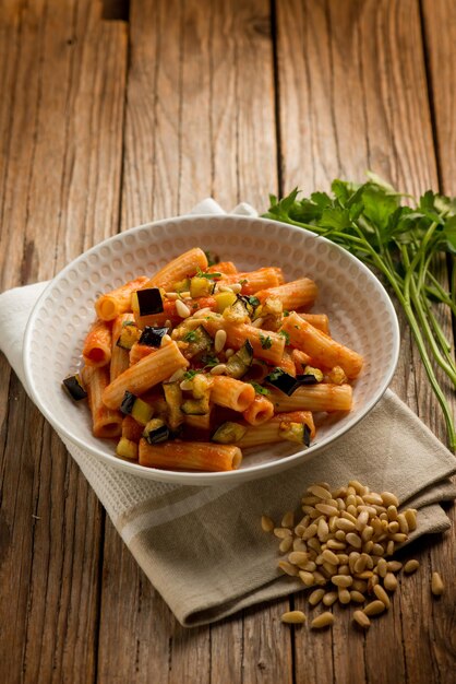 Pasta con melanzane pinoli pomodoro e prezzemolo