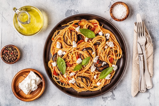 Pasta con melanzane, pomodoro, formaggio e basilico