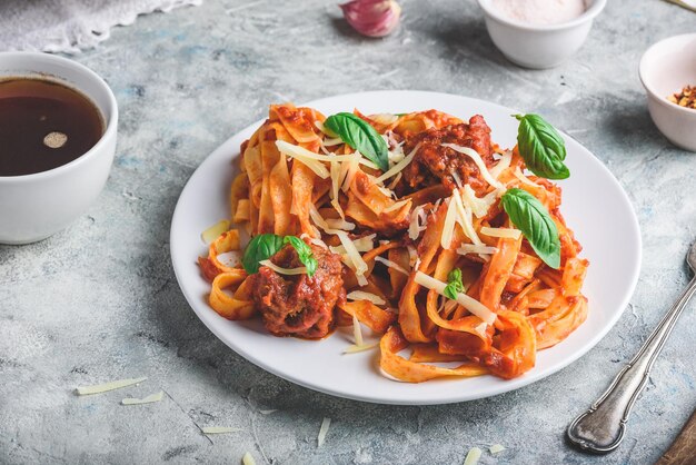 Pasta con mini polpette, salsa di pomodoro e formaggio parmigiano