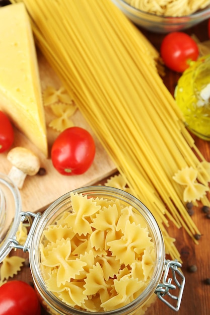 Pasta con olio di formaggio e verdure sul primo piano della tavola di legno