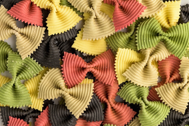 Pasta con papillon colorato. Farfalle multiple del primo piano isolate su fondo bianco.