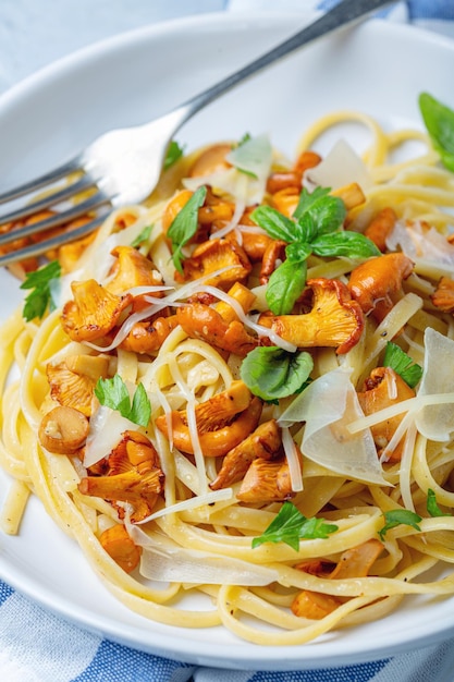 Pasta con parmigiano di finferli ed erbe fresche