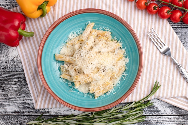 Pasta con pasta al formaggio su una vista dall'alto di un fondo di legno bianco