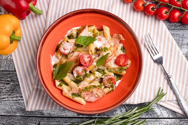 Pasta con pasta al salmone con pesce su una vista dall'alto di un fondo di legno bianco