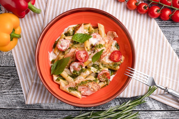 Pasta con pasta al salmone con pesce su una vista dall'alto di un fondo di legno bianco