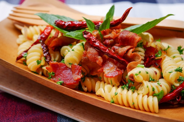 Pasta con peperoncino secco e pancetta croccante