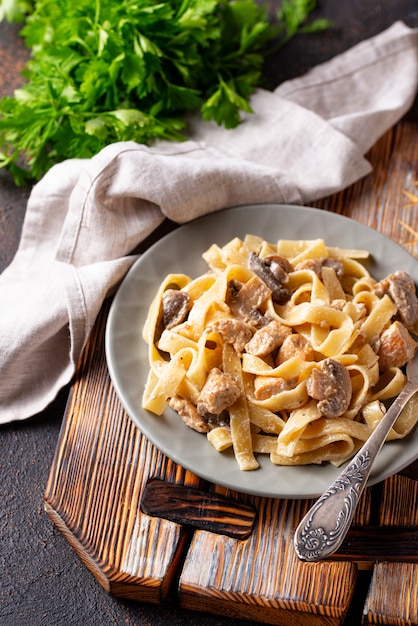 Pasta con pollo e funghi