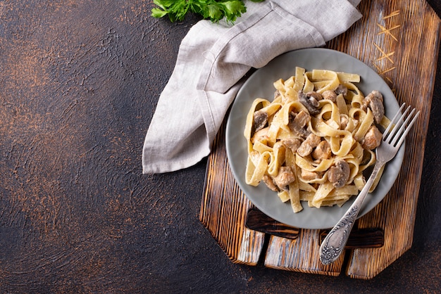 Pasta con pollo e funghi