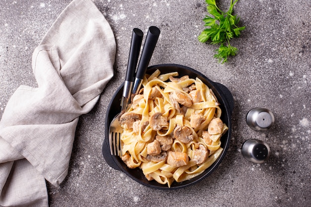 Pasta con pollo e funghi