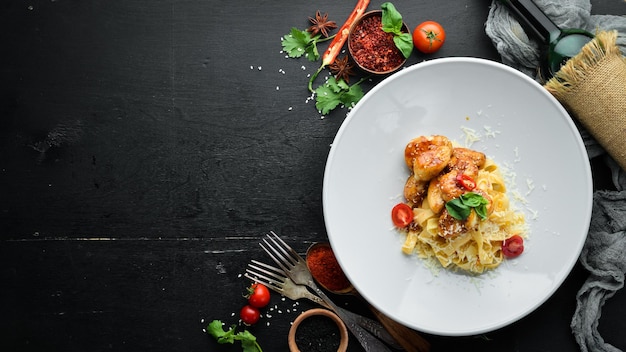 Pasta con pollo e parmigiano su fondo in legno Vista dall'alto Spazio libero per il testo