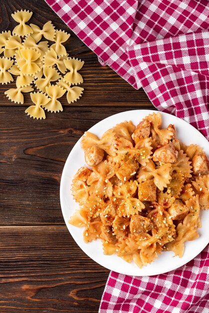 Pasta con pollo e parmigiano