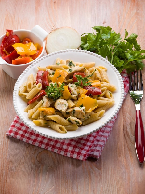 Pasta con pollo e peperoni