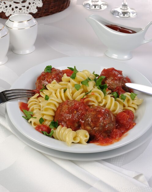 Pasta con polpette al sugo di pomodoro ed erbette