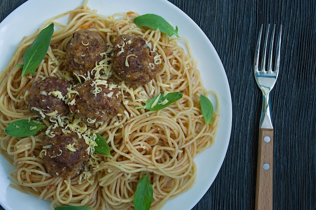 Pasta con polpette e prezzemolo in salsa di pomodoro