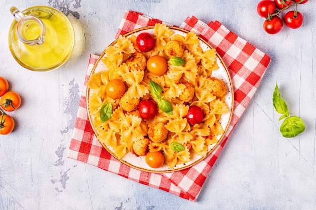 Pasta con polpette e salsa di pomodoro