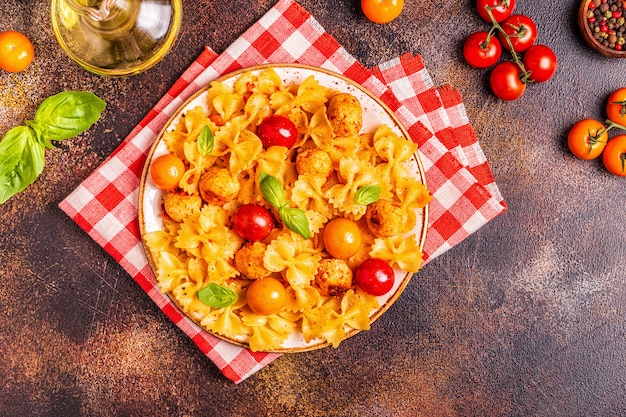 Pasta con polpette e salsa di pomodoro