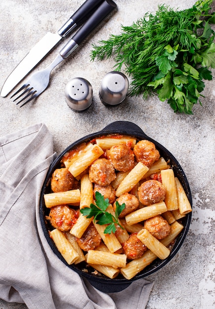 Pasta con polpette in salsa di pomodoro.