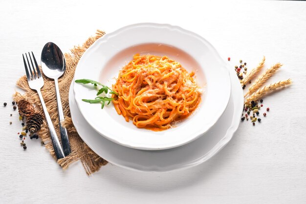 Pasta con pomidorro Su uno sfondo di legno Vista dall'alto Spazio libero per il testo