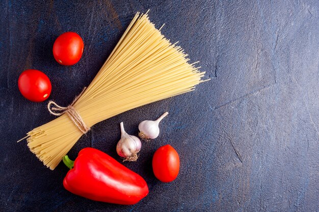 Pasta con pomodori su sfondo scuro