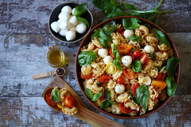 Pasta con pomodorini basilico e polpette di mozzarella