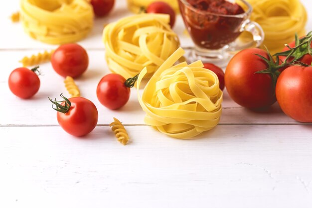 Pasta Con Pomodoro Formaggio Pasta Cruda Fusili Fettuccine Ingredienti Cibo Italiano