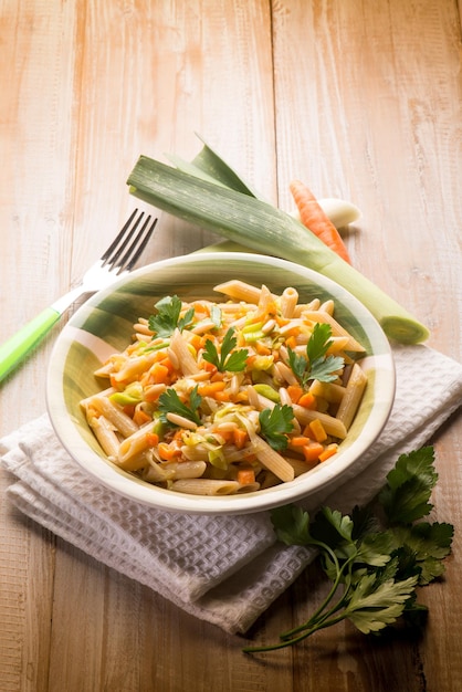 Pasta con porri carote e pinoli