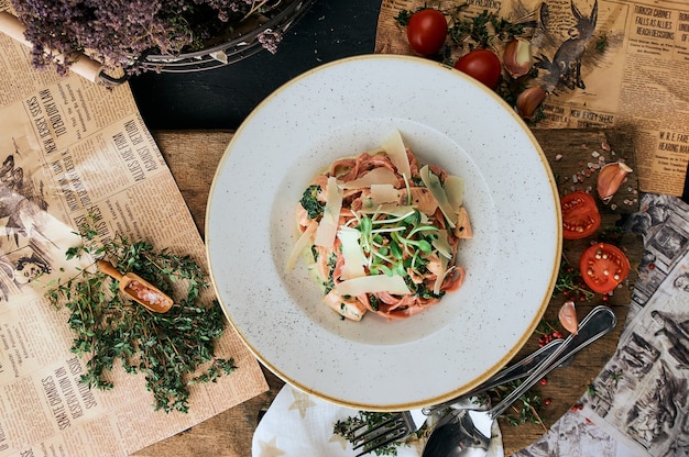 Pasta con salmone e spinaci su fondo di legno