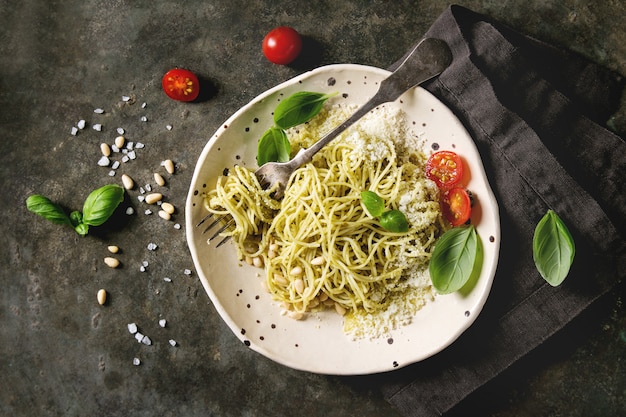 Pasta con salsa al pesto