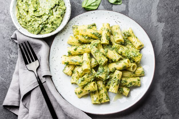 Pasta con salsa alle erbe verdi di avocado