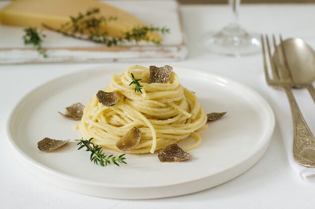 Pasta con salsa di formaggio cremoso e tartufo su un piatto leggero