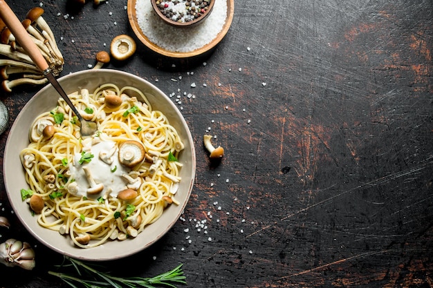 Pasta con salsa di funghi erbe e spezie in ciotola