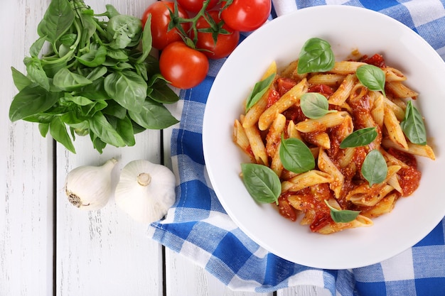 Pasta con salsa di pomodoro e basilico in tavola da vicino