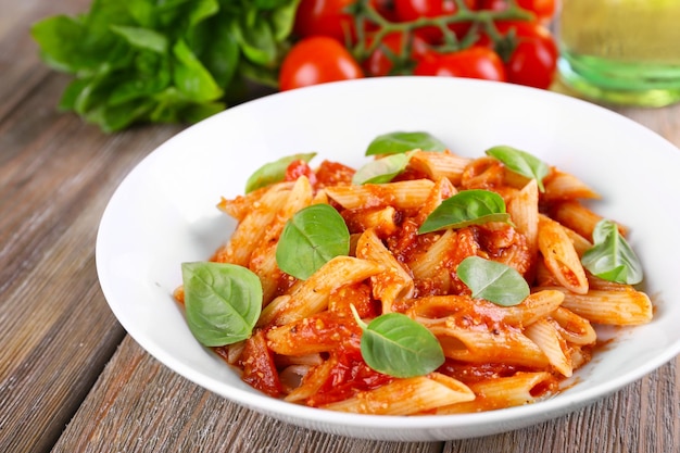 Pasta con salsa di pomodoro e basilico sul tavolo da vicino