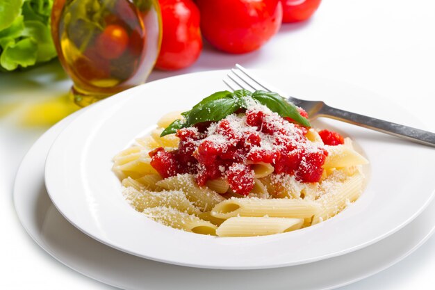 Pasta con salsa di pomodoro e basilico