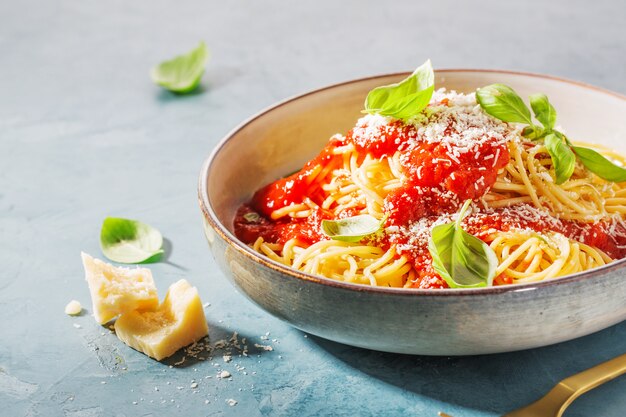 Pasta con salsa di pomodoro e parmigiano