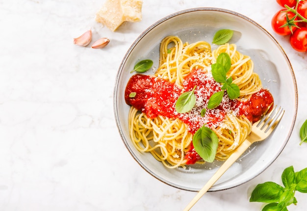 Pasta con salsa di pomodoro e parmigiano