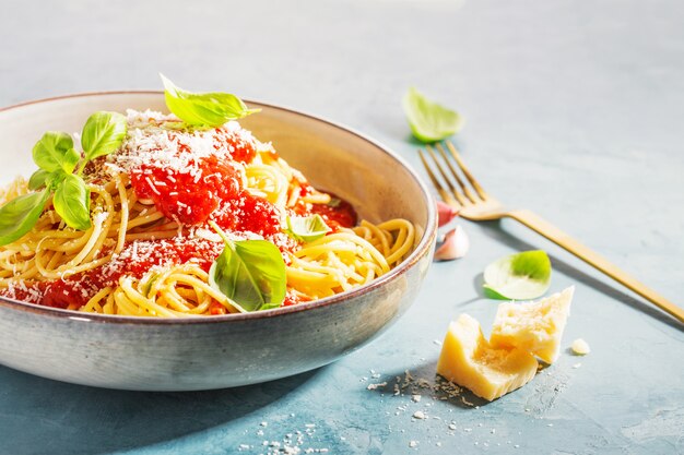 Pasta con salsa di pomodoro e parmigiano